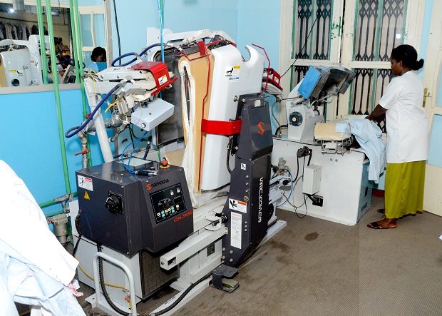 Une machine moderne pour le repassage de 45 à 60 chemises à l'heure